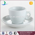 Taza y platillo de cerámica blanca respetuosos del medio ambiente para el diseño de encargo de la insignia del té o del café